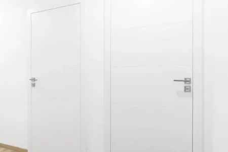 BRILANT 1, RAL9003, reverzní dveře